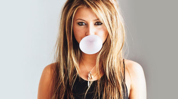 Holly Valance naughty wallpapers Wallpaper 640x960 Resolution