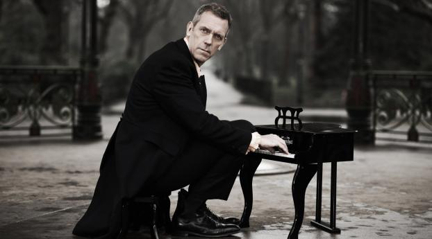 hugh laurie, suit, piano Wallpaper 320x568 Resolution