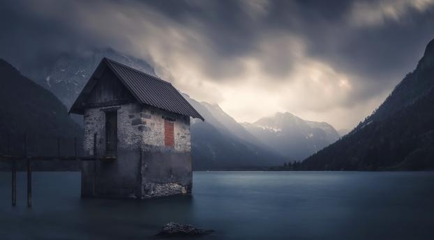 Italy Lake House Wallpaper 1125x2436 Resolution