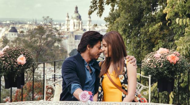 Jab Harry Met Sejal Anushka and Shahrukh Khan Romance Wallpaper 720x1280 Resolution
