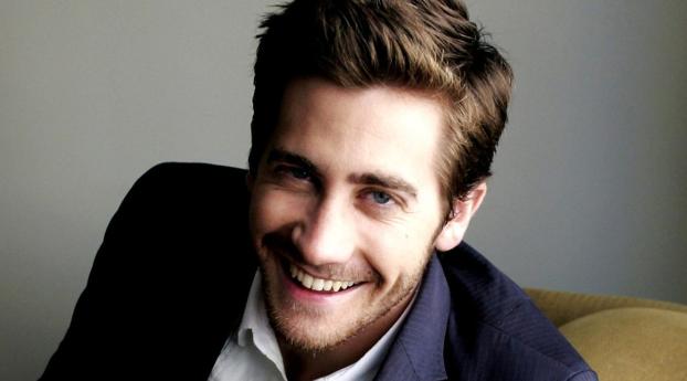 Jake Gyllenhaal Smile Images Wallpaper 1336x768 Resolution