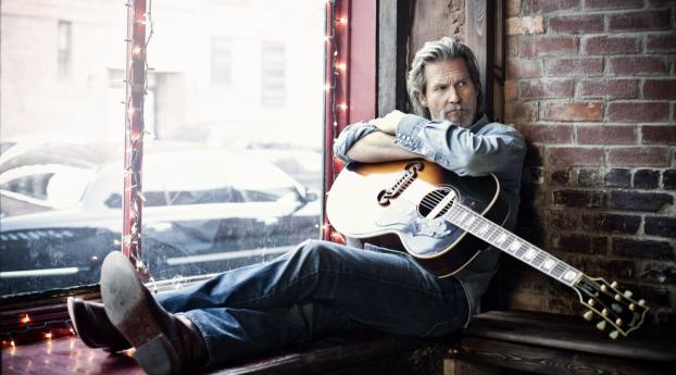Jeff Bridges With Guitar Wallpaper 1280x2120 Resolution