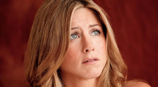 Jennifer Aniston Confuse Images Wallpaper 1366x768 Resolution