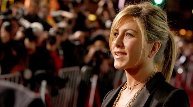 Jennifer Aniston In Function Images Wallpaper 1366x768 Resolution