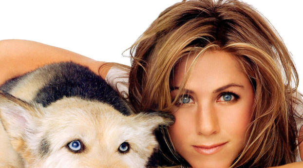 Jennifer Aniston with Dog wallpapers Wallpaper 500x700 Resolution