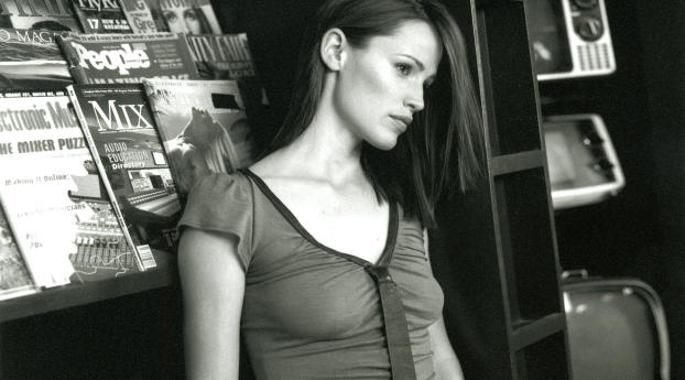 Jennifer Garner Black And White Images Wallpaper 480x484 Resolution