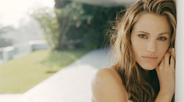 Jennifer Garner Charming Pic Wallpaper 640x960 Resolution