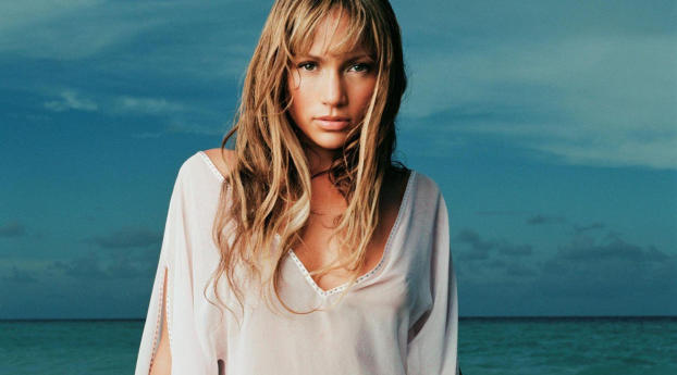 Jennifer Lopez at Beach wallpapers Wallpaper 600x1024 Resolution