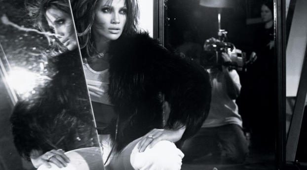 Jennifer Lopez Glamorous pose wallpapers Wallpaper 1080x230 Resolution