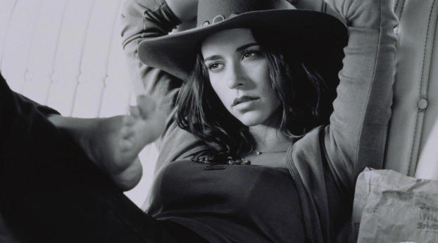 Jennifer Love Hewitt In Cap Images Wallpaper 640x1136 Resolution