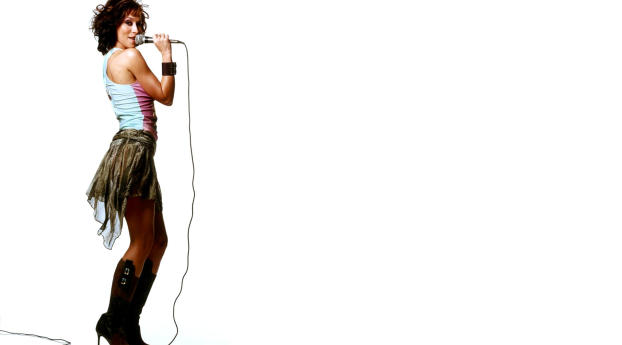Jennifer Love Hewitt On Stage Singing Wallpaper 1680x1050 Resolution