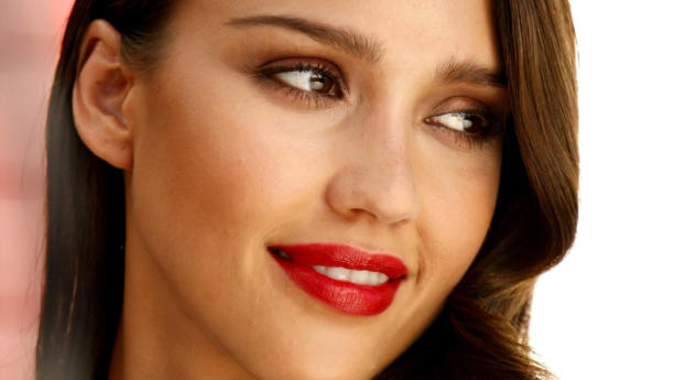 Jessica Alba Hot Lips Pics Wallpaper 3840x2400 Resolution