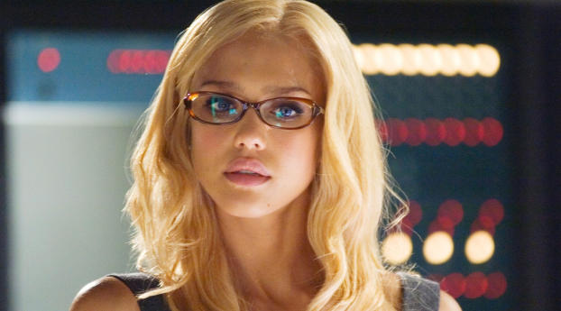 Jessica Alba In Spects Images Wallpaper 319x720 Resolution