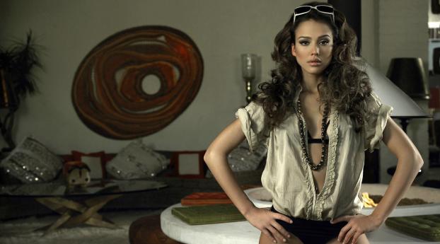 Jessica Alba Vintage Inspired look Images Wallpaper 1400x400 Resolution