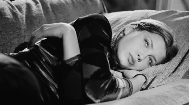 Jessica Biel Sleeping On Sofa Wallpaper 3072x1728 Resolution