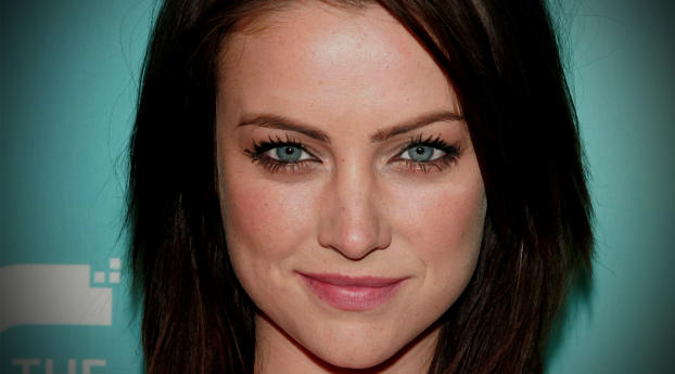 Jessica Stroup Smile Images Wallpaper 1360x768 Resolution