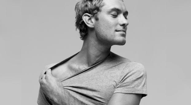 Jude Law T-Shirt Images Wallpaper 2560x1024 Resolution
