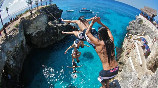 jumping, ​​sea, people Wallpaper 2560x1440 Resolution