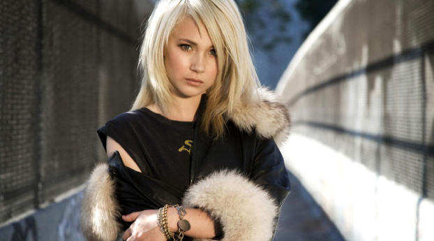 Juno Temple Images Wallpaper 640x1136 Resolution
