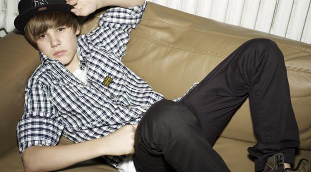 Justin Bieber in Shirt and Cap wallpapers Wallpaper 1400x900 Resolution