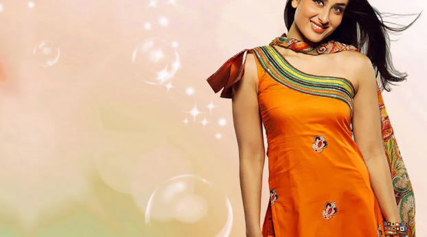 Kareena Kapoor Cute In Orange Wallpaper 640x1136 Resolution