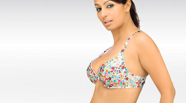 Kashmira Shah Hot Bikini Wallpape Wallpaper 2880x1800 Resolution
