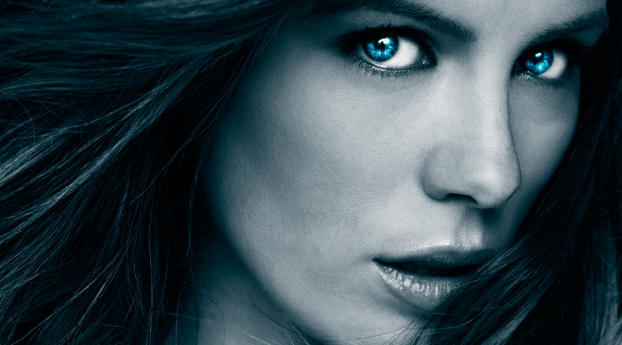 Kate Beckinsale Charming Eye Wallpaper 3840x1600 Resolution