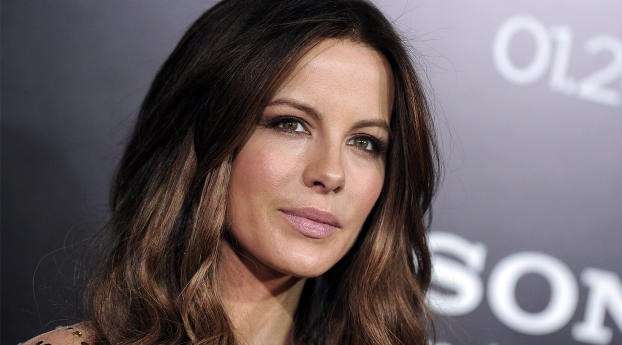 Kate Beckinsale On Stage Images Wallpaper 640x960 Resolution