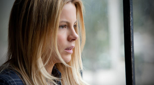 Kate Beckinsale Thinking Images Wallpaper 3840x1600 Resolution