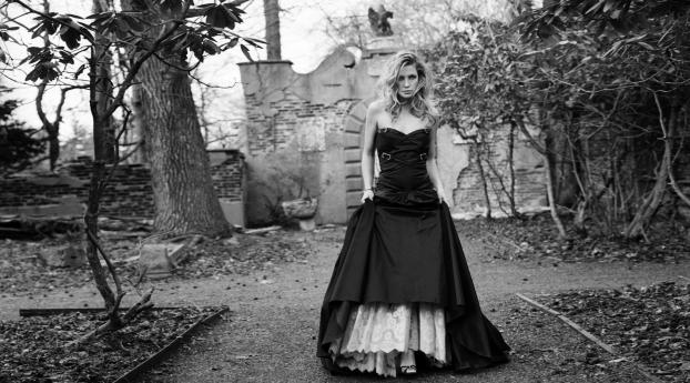 Kate Hudson Black Dress Images Wallpaper 750x1334 Resolution