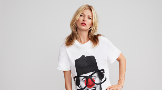Kate Moss T-Shirt Images Wallpaper 2560x1440 Resolution