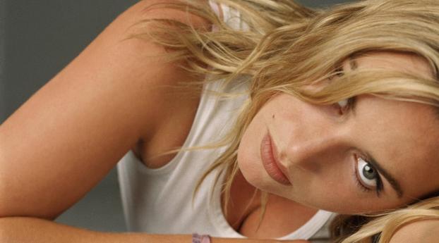 Kate Winslet Hot Pose Wallpaper 480x854 Resolution