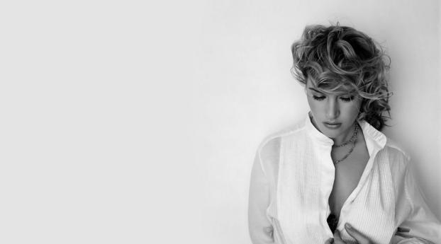 Kate Winslet Sad Images Wallpaper 1125x2436 Resolution