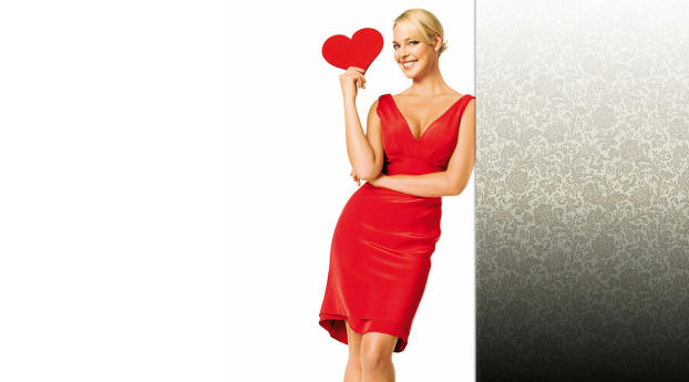 Katherine Heigl Smile With Red Hart Wallpaper 1400x900 Resolution