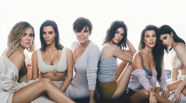 Keeping Up With The Kardashians Season 14 2018 Wallpaper 1280x2120 Resolution