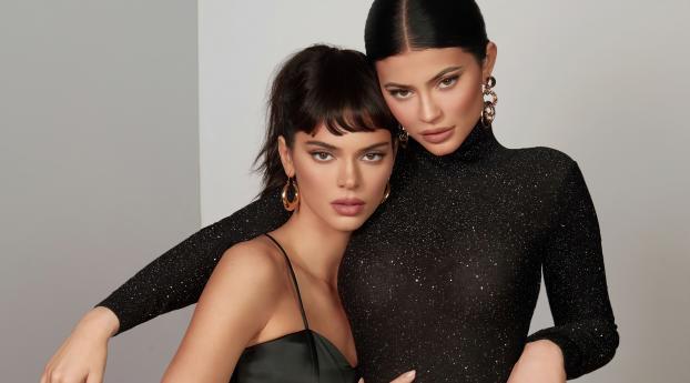 Kendall Jenner and Kylie Jenner in Black Wallpaper 2100x900 Resolution