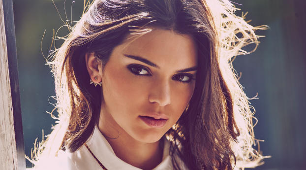 Kendall Jenner Model Face Close Up Wallpaper 1500x3200 Resolution