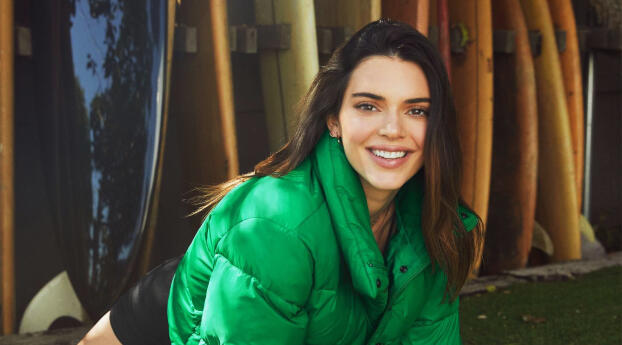 Kendall Jenner Smile Wallpaper 1080x2240 Resolution