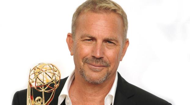 Kevin Costner With Award Images Wallpaper 320x568 Resolution