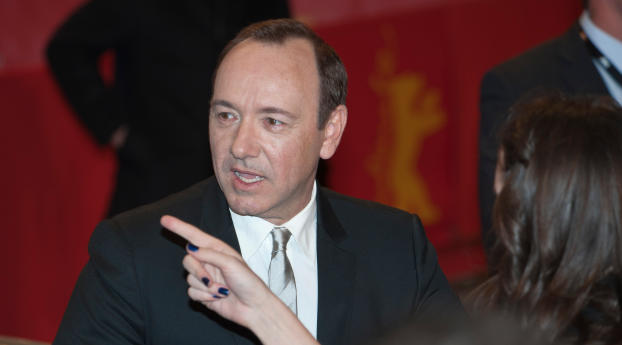 Kevin Spacey With Wife Wallpaper 540x960 Resolution