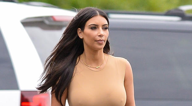 Kim Kardashian Big Boobs Wallpaper 1366x768 Resolution
