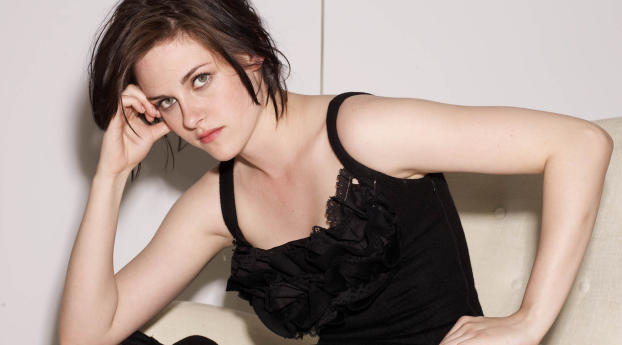 Kristen Stewart Black Dress Pic Wallpaper 1080x2232 Resolution