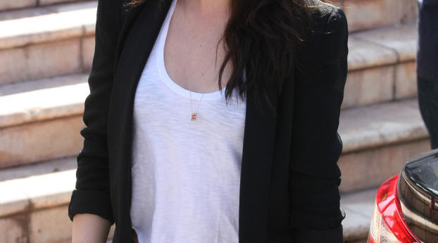Kristen Stewart in Cool Glasses pics Wallpaper 519x338 Resolution