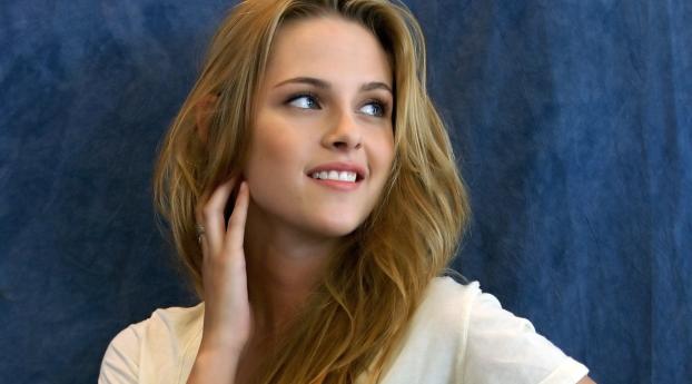 Kristen Stewart Smile Pose Wallpaper 320x240 Resolution