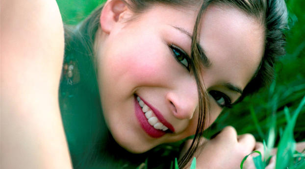 Kristin Kreuk Smile Pic Wallpaper 950x1534 Resolution