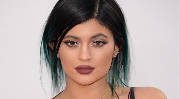 Kylie Jenner 2015 Lip Makeup Wallpaper 1280x1024 Resolution