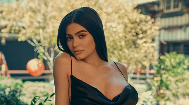 Kylie Jenner Drop Three 2017 Wallpaper