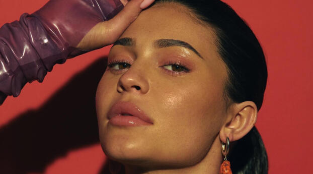 Kylie Jenner Model 2022 Wallpaper 1280x700 Resolution