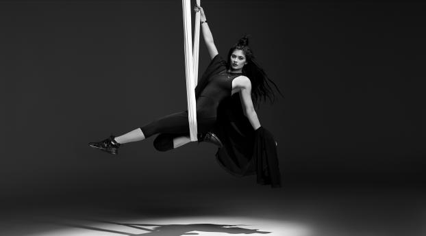 Kylie Jenner Monochrome 2017 Wallpaper