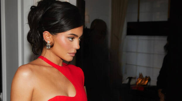 Kylie Jenner Red Dress 2023 Wallpaper
